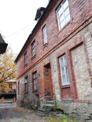 Sludinājumi. Trīsstāvu rekonstruējama māja Cēsu vecpilsētā.  Būvniecības gads: 1880. Ķieģeļu sienas, koka Cena: 136000 EUR Foto #2