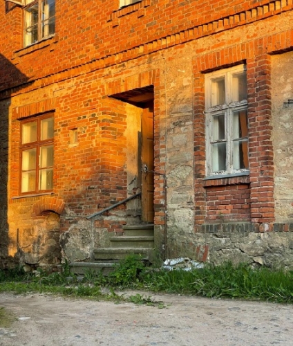 Sludinājumi. Trīsstāvu rekonstruējama māja Cēsu vecpilsētā.  Būvniecības gads: 1880. Ķieģeļu sienas, koka Cena: 136000 EUR Foto #3