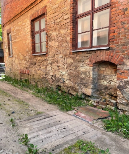 Sludinājumi. Trīsstāvu rekonstruējama māja Cēsu vecpilsētā.  Būvniecības gads: 1880. Ķieģeļu sienas, koka Cena: 136000 EUR Foto #6