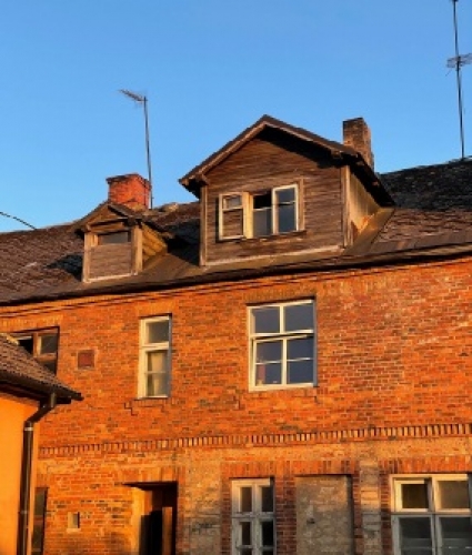 Sludinājumi. Trīsstāvu rekonstruējama māja Cēsu vecpilsētā.  Būvniecības gads: 1880. Ķieģeļu sienas, koka Cena: 136000 EUR Foto #5