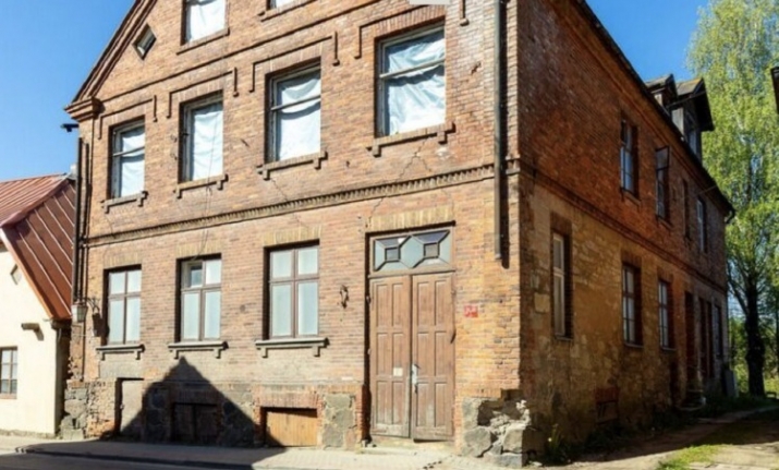 Sludinājumi. Trīsstāvu rekonstruējama māja Cēsu vecpilsētā.  Būvniecības gads: 1880. Ķieģeļu sienas, koka Cena: 136000 EUR Foto #4