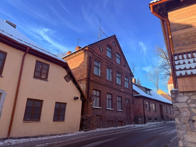 Объявление. A three-storey building for reconstruction in the old town of Cēsis.  Year of construction: 1880. Цена: 120000 EUR Foto #2