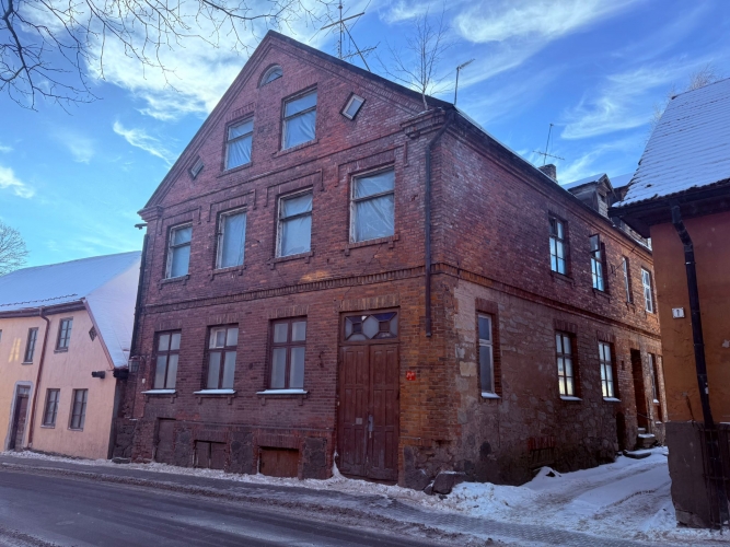 Объявление. A three-storey building for reconstruction in the old town of Cēsis.  Year of construction: 1880. Цена: 120000 EUR Foto #1