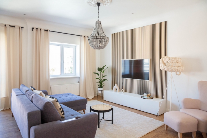 Sludinājumi. Izīrē gaišu un mājīgu dzīvokli Rīgas centrā!  Plašs dzīvoklis ar augstajiem griestiem lieliskā Cena: 1850 EUR/mēn Foto #2