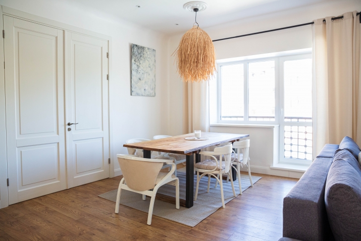 Sludinājumi. Izīrē gaišu un mājīgu dzīvokli Rīgas centrā!  Plašs dzīvoklis ar augstajiem griestiem lieliskā Cena: 1850 EUR/mēn Foto #6