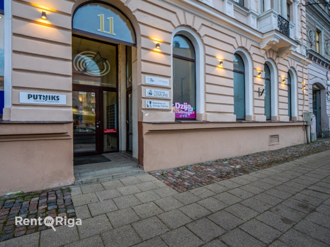 Sludinājumi. Tirdzniecības vai biroja telpas pretī Rīgas Cirkam.  Telpas divos stāvos - beletāžas stāvā 75 kvm Cena: 1900 EUR/mēn Foto #2