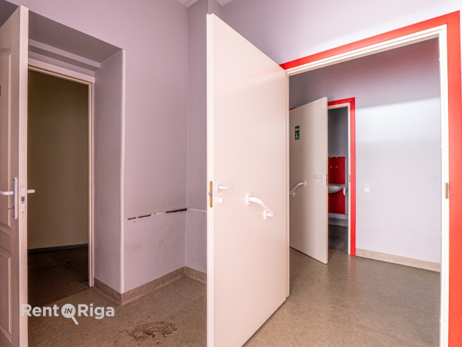 Sludinājumi. Tirdzniecības vai biroja telpas pretī Rīgas Cirkam.  Telpas divos stāvos - beletāžas stāvā 75 kvm Cena: 1900 EUR/mēn Foto #8