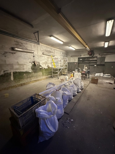 Sludinājumi. Auto servisa telpa ar iebrauktuvi/paceļamajiem vārtiem Ganību dambī.  Ierīkots telferis. Griestu Cena: 312 EUR/mēn Foto #4