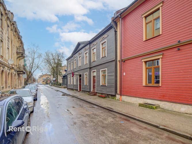 Объявление. Реновированное двухэтажное деревянное здание в Агенскалнсе.  Общая площадь здания  617 м. Полезная Цена: 720000 EUR Foto #3