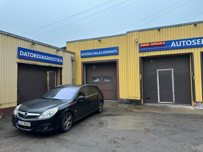 Sludinājumi. Auto servisa telpa ar iebrauktuvi/paceļamajiem vārtiem Ganību dambī.  Ierīkots pacēlājs. Griestu Cena: 312 EUR/mēn Foto #1