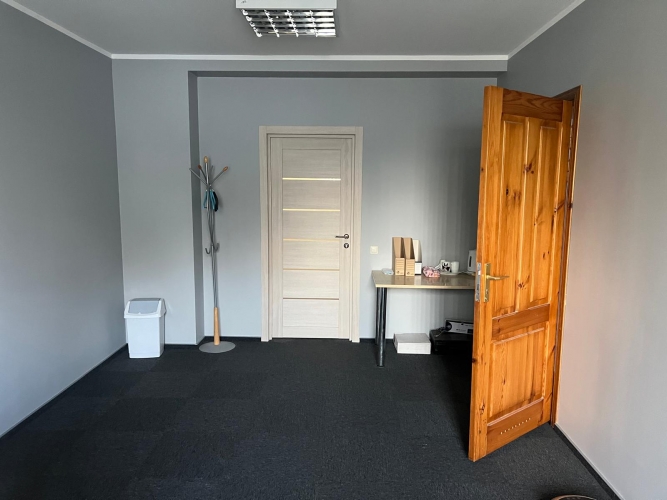 Sludinājumi. Birojs Ziepniekkalnā pie Vienības gatves.  + 2. stāvs divstāvu ēkā. + Divi kabineti. Wc Cena: 210 EUR/mēn Foto #5