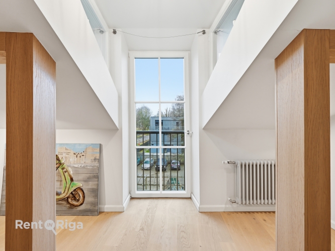 Sludinājumi. Izīrē plašu un elegantu mansarda dzīvokli ekskluzīvā vietā  Ogļu ielā 30, Rīgā.  Piedāvājumā Cena: 1500 EUR/mēn Foto #1