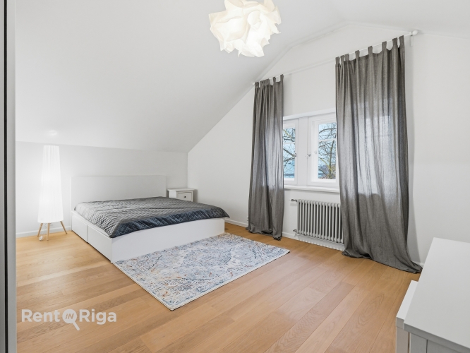 Sludinājumi. Izīrē plašu un elegantu mansarda dzīvokli ekskluzīvā vietā  Ogļu ielā 30, Rīgā.  Piedāvājumā Cena: 1500 EUR/mēn Foto #7