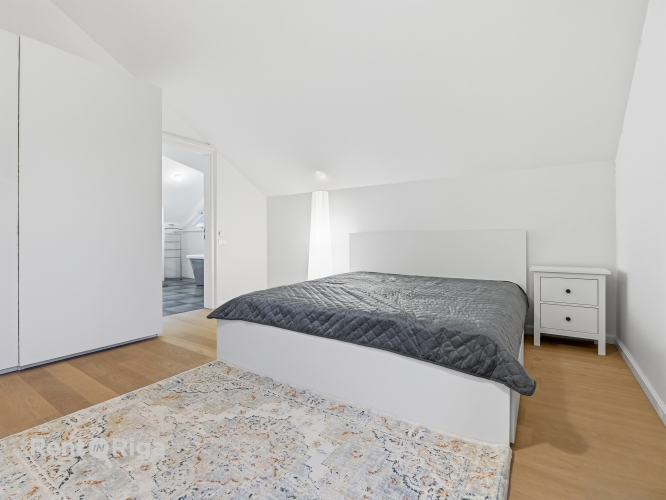 Sludinājumi. Izīrē plašu un elegantu mansarda dzīvokli ekskluzīvā vietā  Ogļu ielā 30, Rīgā.  Piedāvājumā Cena: 1500 EUR/mēn Foto #9