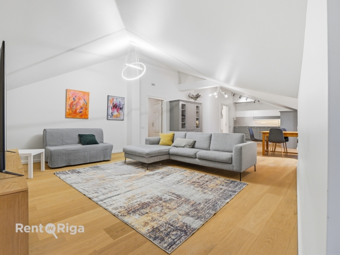 Sludinājumi. Izīrē plašu un elegantu mansarda dzīvokli ekskluzīvā vietā  Ogļu ielā 30, Rīgā.  Piedāvājumā Cena: 1500 EUR/mēn Foto #2