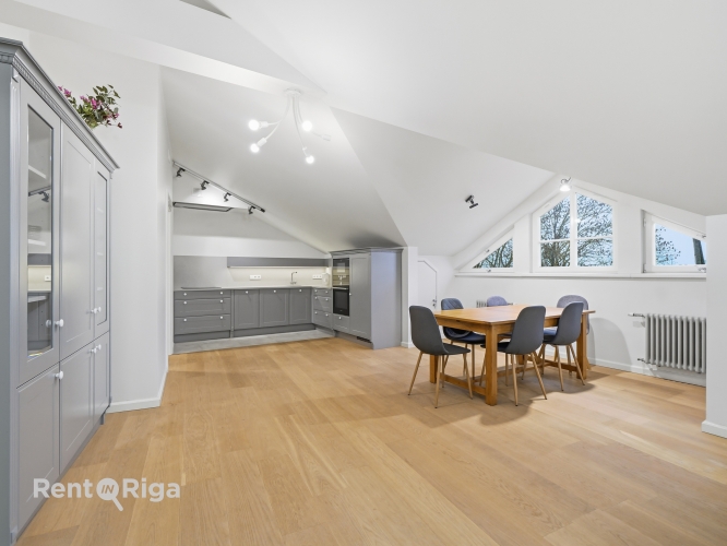 Sludinājumi. Izīrē plašu un elegantu mansarda dzīvokli ekskluzīvā vietā  Ogļu ielā 30, Rīgā.  Piedāvājumā Cena: 1500 EUR/mēn Foto #3