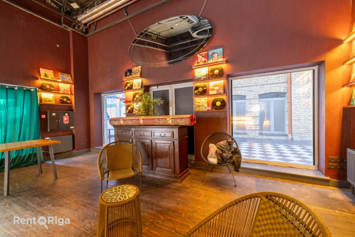 Объявление. Bijušās kluba Nemiers telpas ar iekšējo balkonu un terasi.  Telpas sastāv no vienas lielas zāles. Цена: 820 EUR/мес. Foto #6