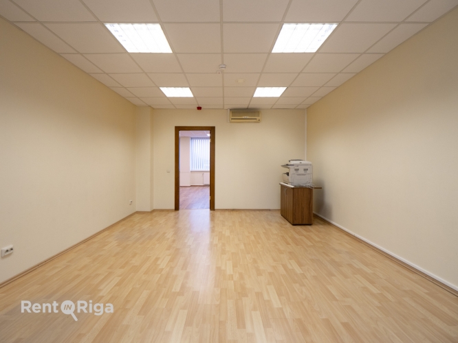 Sludinājumi. Iznomā biroja telpas Latgales ielā 250  Tiek iznomātas plašas un funkcionālas biroja telpas 109 m Cena: 654 EUR/mēn Foto #4
