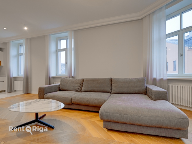 Sludinājumi. \'Elizabetes Rezidence\'- viena no spilgtākajām Rīgas arhitektūras mantojuma pērlēm, celta 19. Cena: 2482 EUR/mēn Foto #8