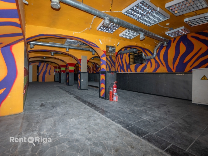 Sludinājumi. Zāle pagrabā pretī Rīgas Cirkam.  Telpas sastāv no vienas lielas zāles ap 100 kvm un palīgtelpām. Cena: 650 EUR/mēn Foto #2