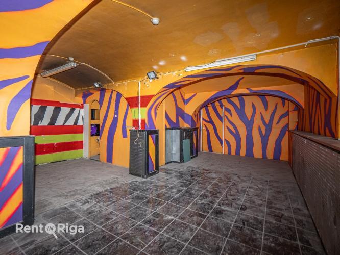 Sludinājumi. Zāle pagrabā pretī Rīgas Cirkam.  Telpas sastāv no vienas lielas zāles ap 100 kvm un palīgtelpām. Cena: 650 EUR/mēn Foto #3
