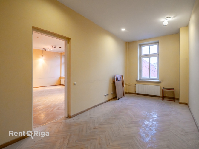 Sludinājumi. Biroja telpas pretī Rīgas Cirkam.  Pieejamas dažāda izmēra biroja telpas ar kopējo platību no 30 - Cena: 560 EUR/mēn Foto #3