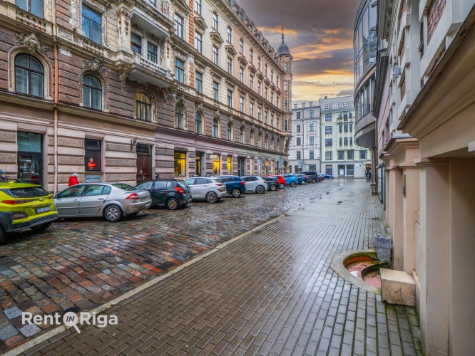 Sludinājumi. Tiek pārdots 202,9 m plašs dzīvoklis ar divām ieejām.  Īpašumam nepieciešams remonts, kas ļaus Cena: 360000 EUR Foto #1