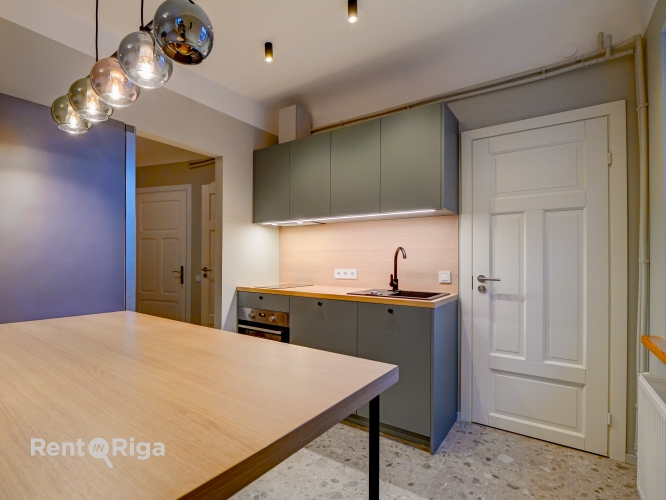 Sludinājumi. Gaišs dzīvoklis ar visu aprīkojumu tikko pēc kapitālā remonta.  Viena liela guļamistaba, viesistaba Cena: 700 EUR/mēn Foto #6