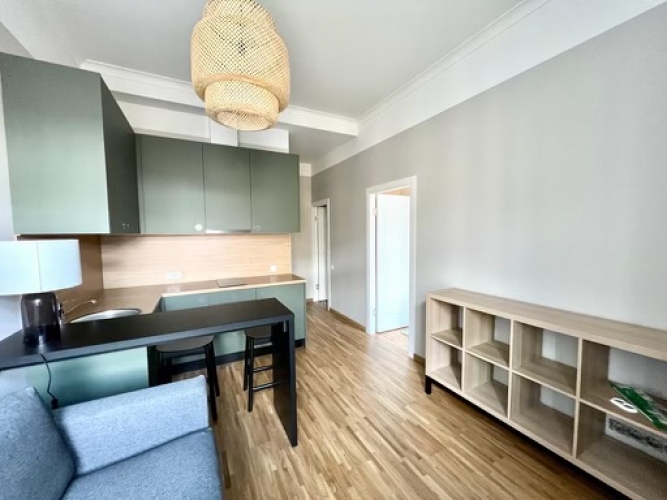 Sludinājumi. Īrei pieejams 2 istabu dzīvoklis fantastiskā vietā Rīgas centrā.  Dzīvoklis atrodas renovētā ēkā, Cena: 650 EUR/mēn Foto #4