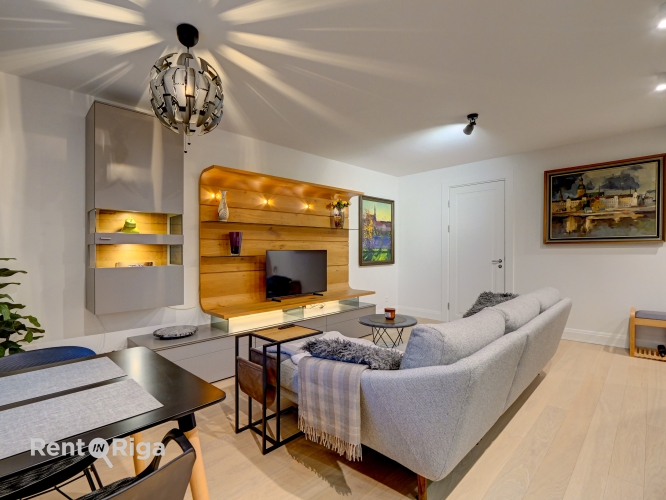 Sludinājumi. Šarmants dzīvoklis pilnībā renovētā ēkā ar elegantu fasādi, skatu uz parku un Latvijas Nacionālo Cena: 1000 EUR/mēn Foto #1