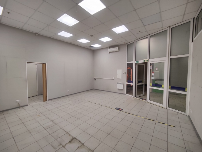 Sludinājumi. Tiek iznomāta tirdzniecības platība T/C \'Sahāra\' 1.stāvā.  Telpas sastāv no tirdzniecības zāles un Cena: 340 EUR/mēn Foto #2