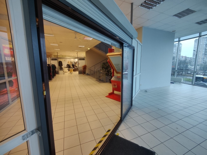 Sludinājumi. Veikala telpas tirdzniecības centrā \'Sahāra\' 2. stāvā.  Tiek piedāvāts viss 2.stāvs vai arī puse no Cena: 2790 EUR/mēn Foto #9