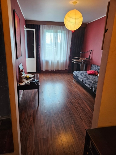 Sludinājumi. Ilgtermiņa īrei tiek piedāvāts vienistabas dzīvoklis ar atsevišķu virtuvi un iestiklotu lodžiju. Cena: 200 EUR/mēn Foto #2