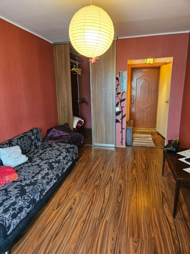 Sludinājumi. Ilgtermiņa īrei tiek piedāvāts vienistabas dzīvoklis ar atsevišķu virtuvi un iestiklotu lodžiju. Cena: 200 EUR/mēn Foto #1