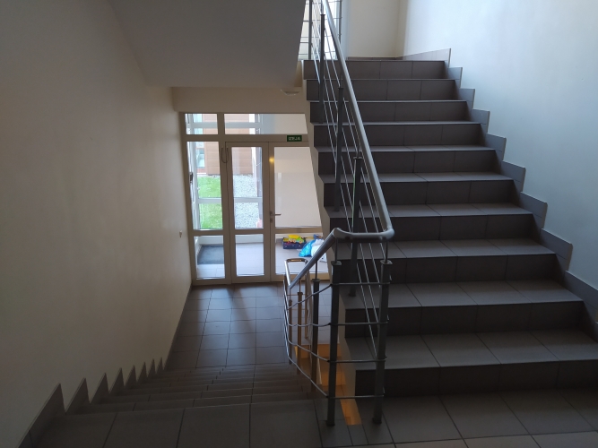 Sludinājumi. Tiek piedavāts dzīvoklis ar kopējo platību 93 m2, dzīvojamo platību 84 m2 un 9 m2 - lodžiju. Māja Cena: 160000 EUR Foto #3