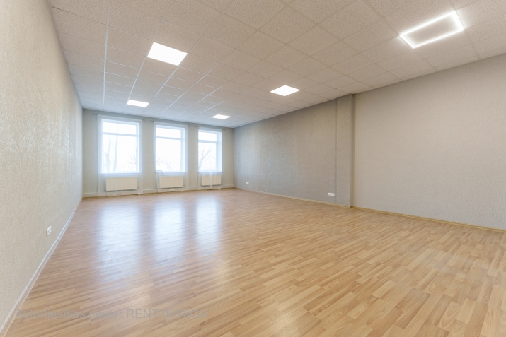 Sludinājumi. Daudzfunkcionāla telpa Torņakalnā!  Plānojums: viena liela telpa.  + Koplietošanas WC. + Teritorija Cena: 323 EUR/mēn Foto #1