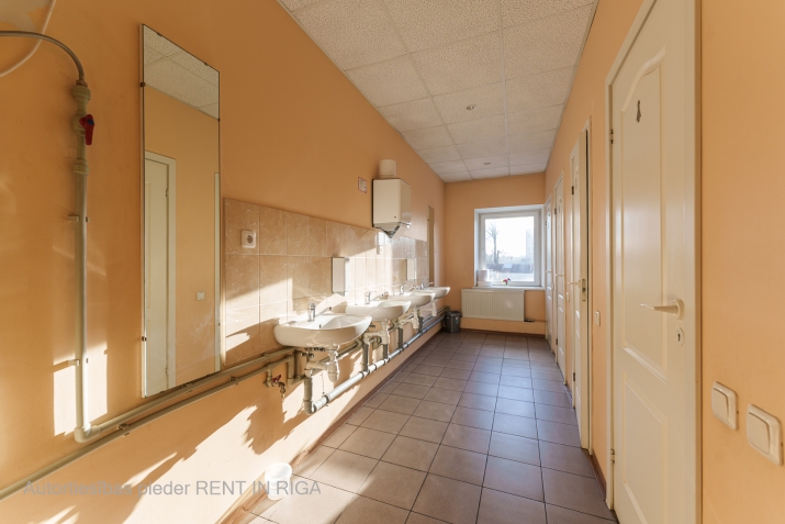 Sludinājumi. Daudzfunkcionāla telpa Torņakalnā!  Plānojums: viena liela telpa.  + Koplietošanas WC. + Teritorija Cena: 323 EUR/mēn Foto #6