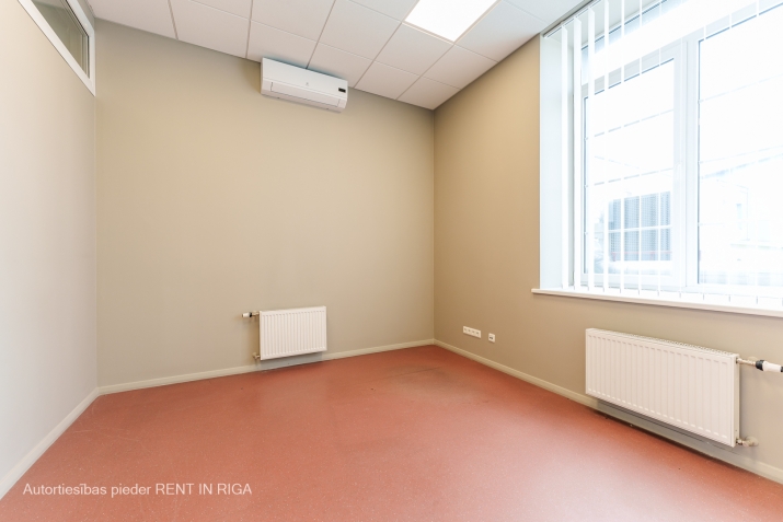 Sludinājumi. Gaišs birojs kvalitatīvi renovētā ēkā.  Taisnstūra formas birojs. Pie telpu ieejas durvīm ir Cena: 200 EUR/mēn Foto #3