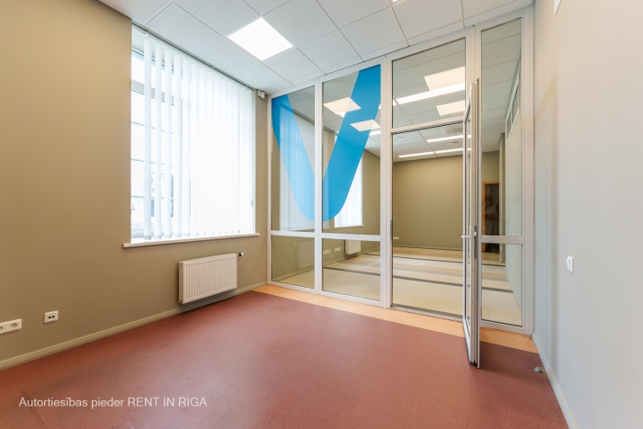 Sludinājumi. Gaišs birojs kvalitatīvi renovētā ēkā.  Taisnstūra formas birojs. Pie telpu ieejas durvīm ir Cena: 200 EUR/mēn Foto #4