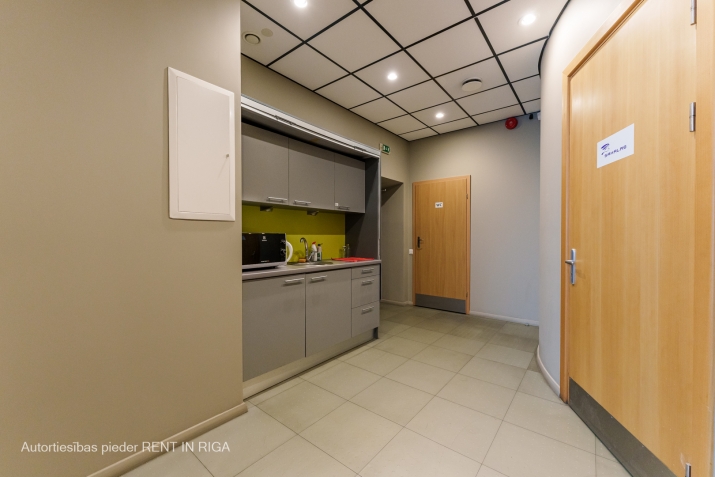 Sludinājumi. Gaišs birojs kvalitatīvi renovētā ēkā.  Taisnstūra formas birojs. Pie telpu ieejas durvīm ir Cena: 200 EUR/mēn Foto #5