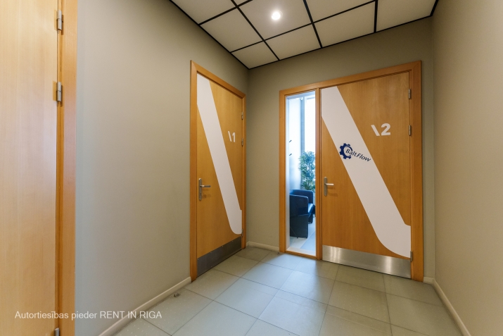 Sludinājumi. Gaišs birojs kvalitatīvi renovētā ēkā.  Taisnstūra formas birojs. Pie telpu ieejas durvīm ir Cena: 200 EUR/mēn Foto #6