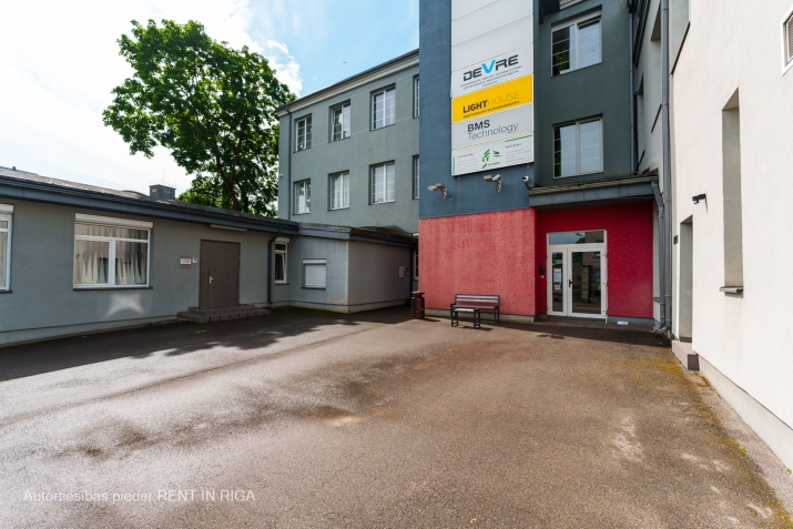 Sludinājumi. Gaišs birojs kvalitatīvi renovētā ēkā.  Taisnstūra formas birojs. Pie telpu ieejas durvīm ir Cena: 200 EUR/mēn Foto #7