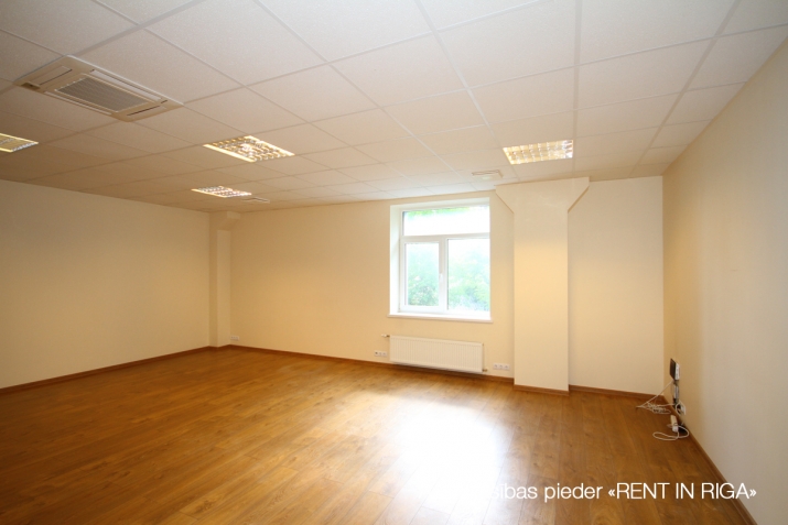 Sludinājumi. Gaišs birojs kvalitatīvi renovētā ēkā.  Taisnstūra formas birojs. Pie telpu ieejas durvīm ir Cena: 200 EUR/mēn Foto #2