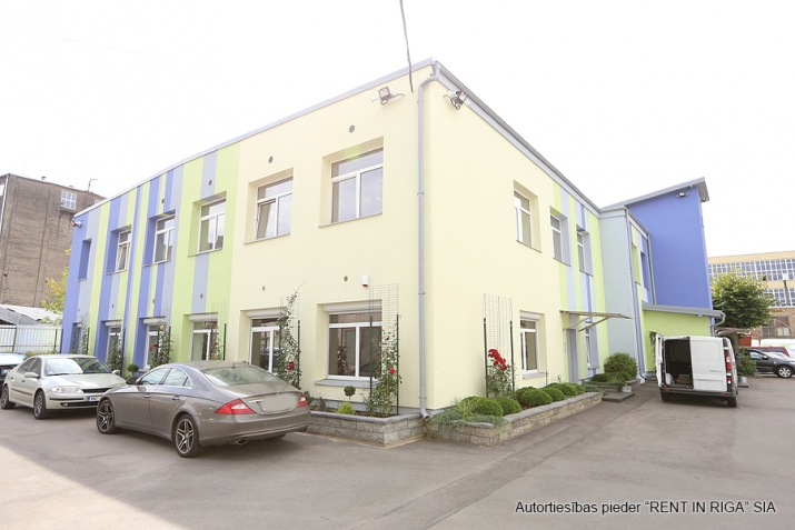 Sludinājumi. Gaišs birojs kvalitatīvi renovētā ēkā.  Taisnstūra formas birojs. Pie telpu ieejas durvīm ir Cena: 200 EUR/mēn Foto #4