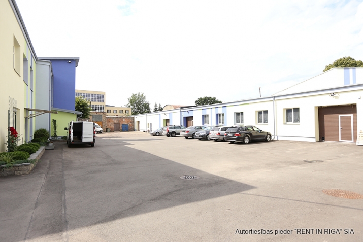 Sludinājumi. Gaišs birojs kvalitatīvi renovētā ēkā.  Taisnstūra formas birojs. Pie telpu ieejas durvīm ir Cena: 200 EUR/mēn Foto #5