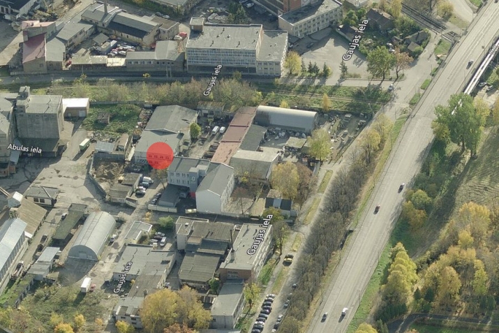 Sludinājumi. Gaišs birojs kvalitatīvi renovētā ēkā.  Taisnstūra formas birojs. Pie telpu ieejas durvīm ir Cena: 200 EUR/mēn Foto #6