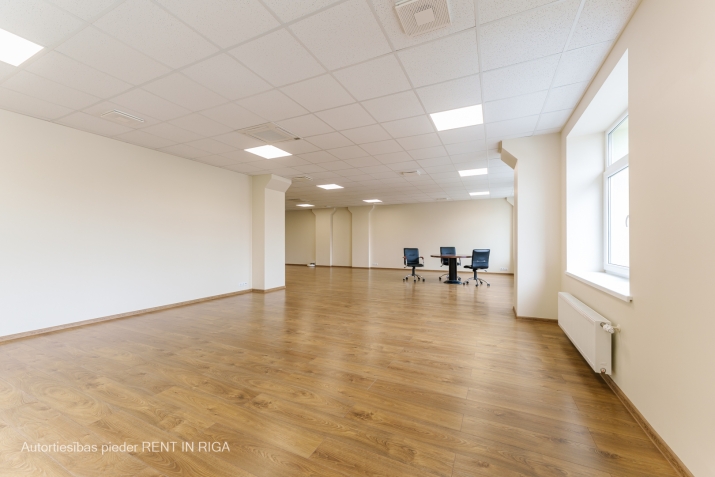 Sludinājumi. Gaišs birojs kvalitatīvi renovētā ēkā.  Taisnstūra formas birojs. Pie telpu ieejas durvīm ir Cena: 485 EUR/mēn Foto #4