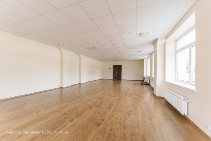Sludinājumi. Gaišs birojs kvalitatīvi renovētā ēkā.  Taisnstūra formas birojs. Pie telpu ieejas durvīm ir Cena: 390 EUR/mēn Foto #3