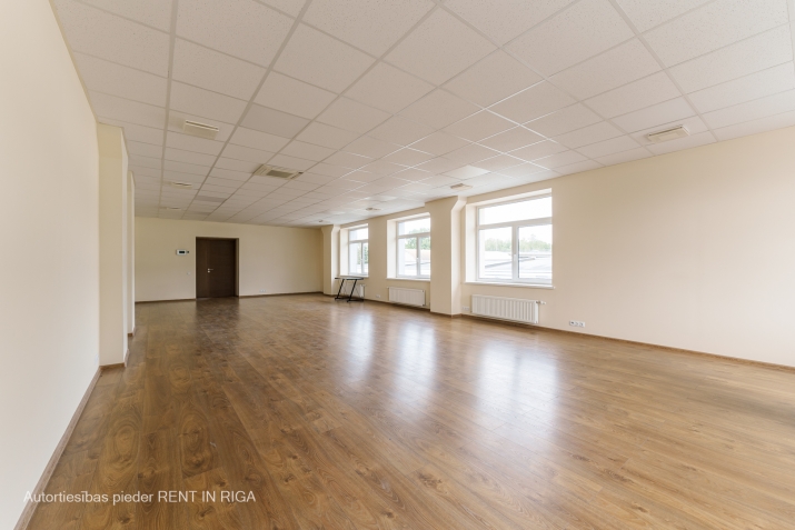 Sludinājumi. Gaišs birojs kvalitatīvi renovētā ēkā.  Taisnstūra formas birojs. Pie telpu ieejas durvīm ir Cena: 390 EUR/mēn Foto #4