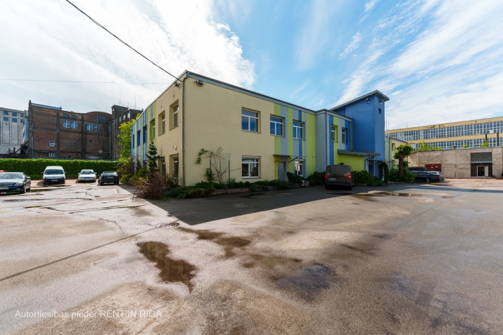 Sludinājumi. Gaišs birojs kvalitatīvi renovētā ēkā.  Taisnstūra formas birojs. Pie telpu ieejas durvīm ir Cena: 390 EUR/mēn Foto #7